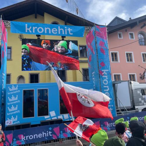bei Kronehit groß auf der Leinwand