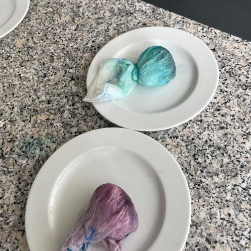 Eierfärben mit Lebensmittelfarbe