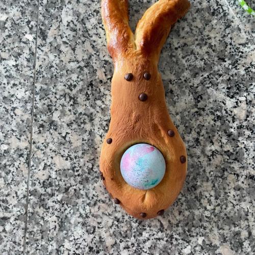 Osterhase mit gefärbtem Ei