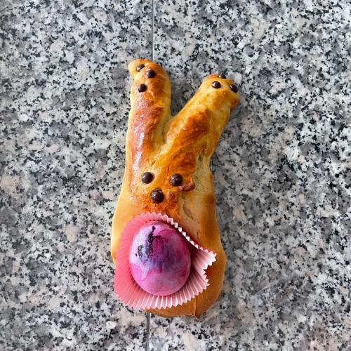 Osterhase mit gefärbtem Ei