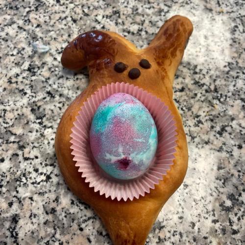 Osterhase mit gefärbtem Ei