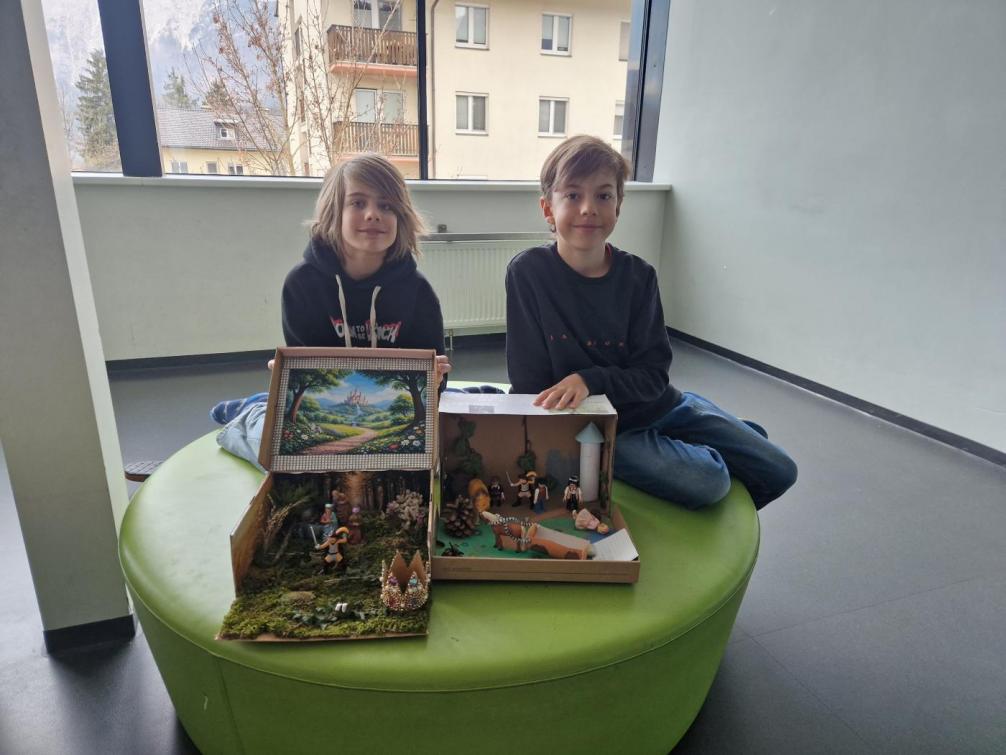 Schüler der 1a mit ihren Märchenkisten