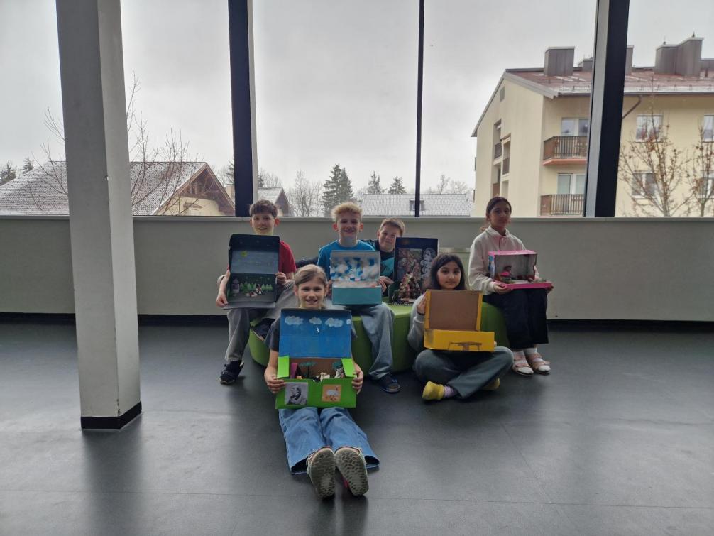 Schüler:innen der 1a mit ihren Märchenkisten