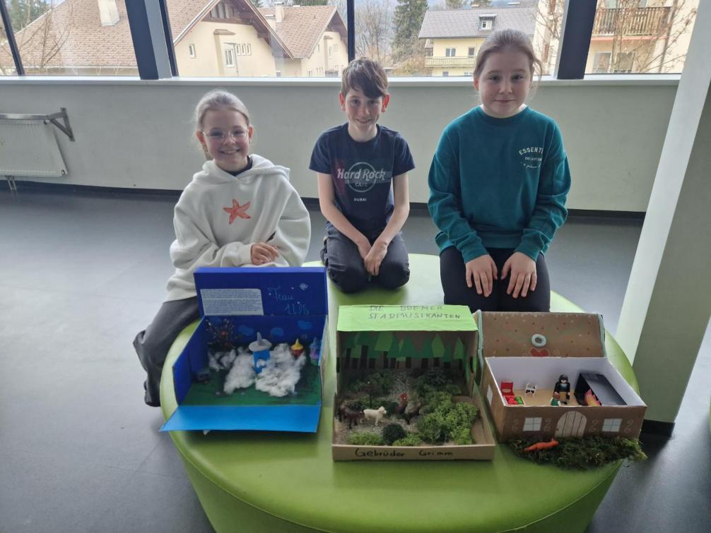 Schüler:innen der 1a mit ihren Märchenkisten