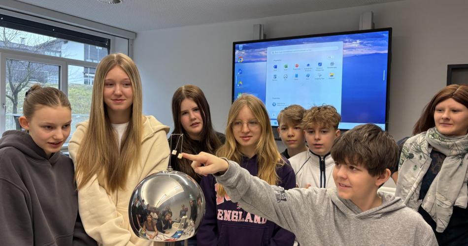 Spannung im Physikunterricht - Abstoßende Holundermarkzylinder