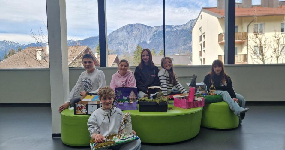 Schüler:innen der 1a mit ihren Märchenkisten